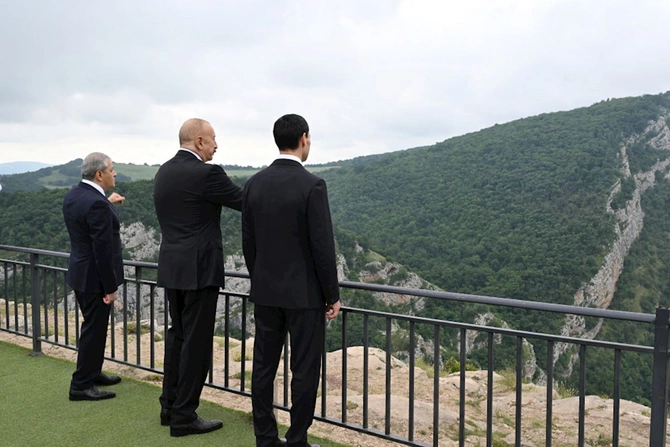 Türkmənistan Prezidentinə Qarabağ atı hədiyyə edilib — FOTOLAR Türkmənistan Prezidentinə Qarabağ atı hədiyyə edilib — FOTOLAR