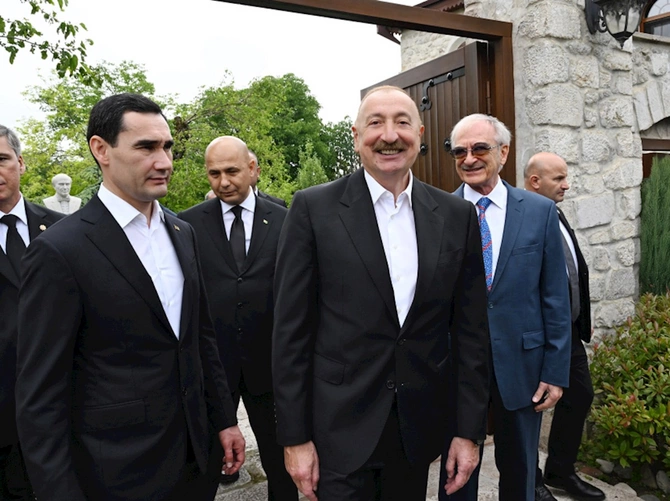Bülbülün ev-muzeyinə getdilər — FOTOLAR