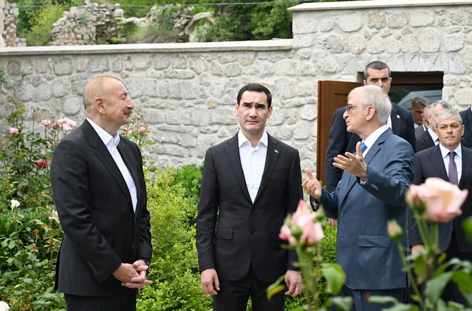 Bülbülün ev-muzeyinə getdilər — FOTOLAR