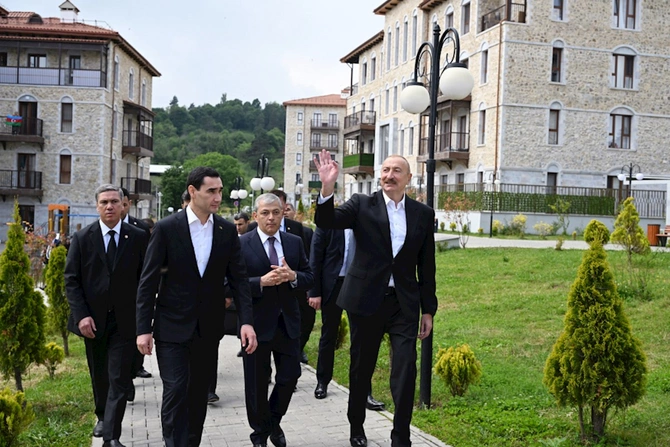 Prezidentlər Şuşada inşa edilmiş birinci yaşayış kompleksində olublar — VİDEO/FOTOLAR Prezidentlər Şuşada inşa edilmiş birinci yaşayış kompleksində olublar — VİDEO/FOTOLAR