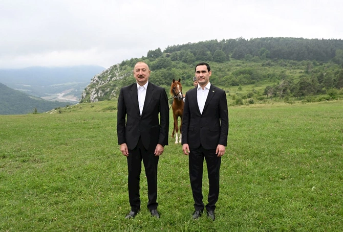 Türkmənistan Prezidentinə Qarabağ atı hədiyyə edilib — FOTOLAR Türkmənistan Prezidentinə Qarabağ atı hədiyyə edilib — FOTOLAR