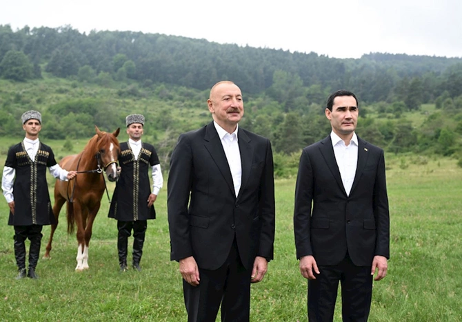 Türkmənistan Prezidentinə Qarabağ atı hədiyyə edilib — FOTOLAR Türkmənistan Prezidentinə Qarabağ atı hədiyyə edilib — FOTOLAR