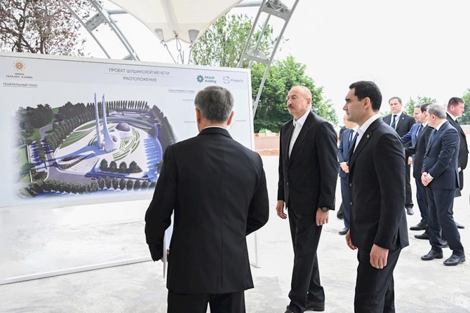 Şuşa məscidində tikinti işləri ilə tanış oldular — FOTOLAR Şuşa məscidində tikinti işləri ilə tanış oldular — FOTOLAR