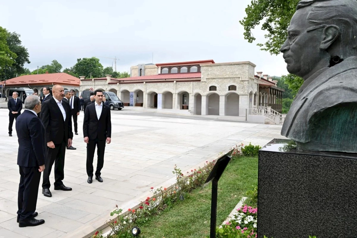 İlham Əliyev və Sərdar Berdiməhəmmədov Şuşada tanınmış şəxsiyyətlərin güllələnmiş büstlərinə baxıblar — FOTOLAR