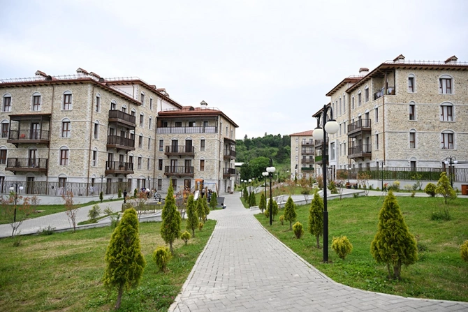 Prezidentlər Şuşada inşa edilmiş birinci yaşayış kompleksində olublar — VİDEO/FOTOLAR Prezidentlər Şuşada inşa edilmiş birinci yaşayış kompleksində olublar — VİDEO/FOTOLAR