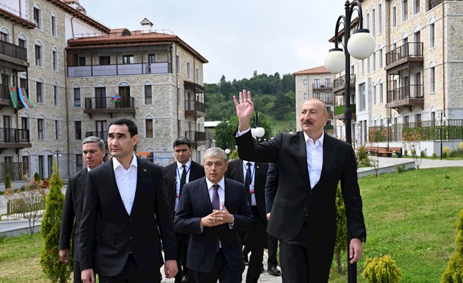 Prezidentlər Şuşada inşa edilmiş birinci yaşayış kompleksində olublar — VİDEO/FOTOLAR Prezidentlər Şuşada inşa edilmiş birinci yaşayış kompleksində olublar — VİDEO/FOTOLAR