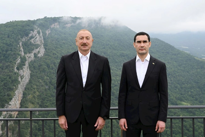 Türkmənistan Prezidentinə Qarabağ atı hədiyyə edilib — FOTOLAR Türkmənistan Prezidentinə Qarabağ atı hədiyyə edilib — FOTOLAR