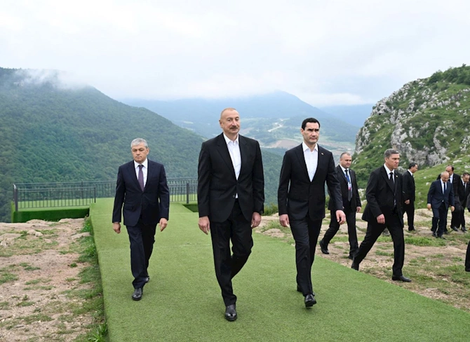 Türkmənistan Prezidentinə Qarabağ atı hədiyyə edilib — FOTOLAR Türkmənistan Prezidentinə Qarabağ atı hədiyyə edilib — FOTOLAR