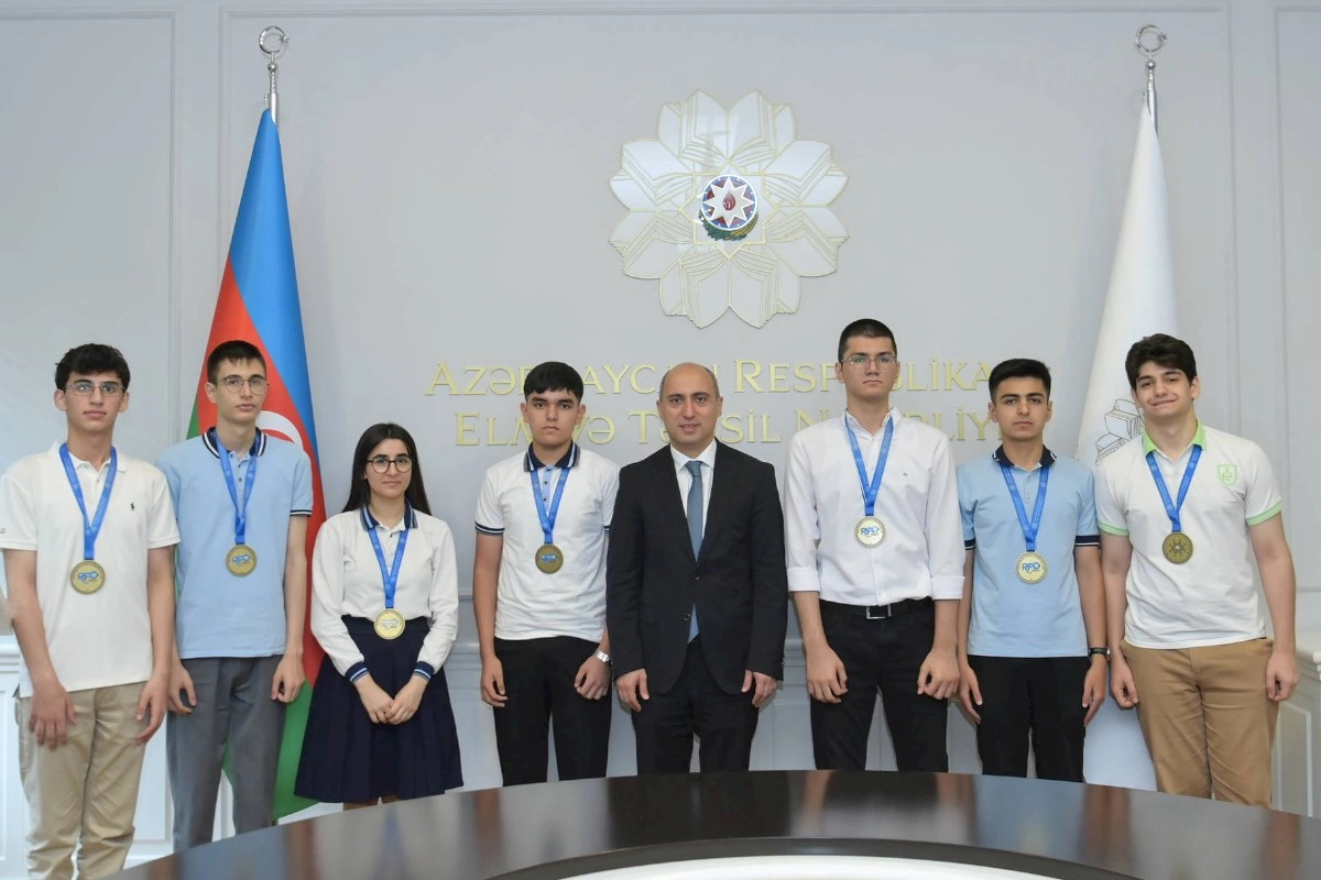 Elm və təhsil naziri Respublika Fənn Olimpiadalarının ən yüksək nəticə göstərən qalibləri ilə görüşüb — FOTOLAR