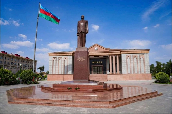Türkman QHT-lərinin nümayəndələri Heydər Əliyevin abidəsini və Muzeyini ziyarət etdi — FOTOLAR