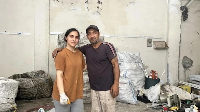 33 illik zəhmətin bəhrəsi: Küçələrdən zibil topladı, uşaqlarını oxutdu — FOTOLAR