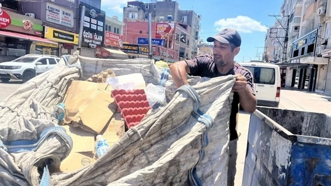 33 illik zəhmətin bəhrəsi: Küçələrdən zibil topladı, uşaqlarını oxutdu — FOTOLAR