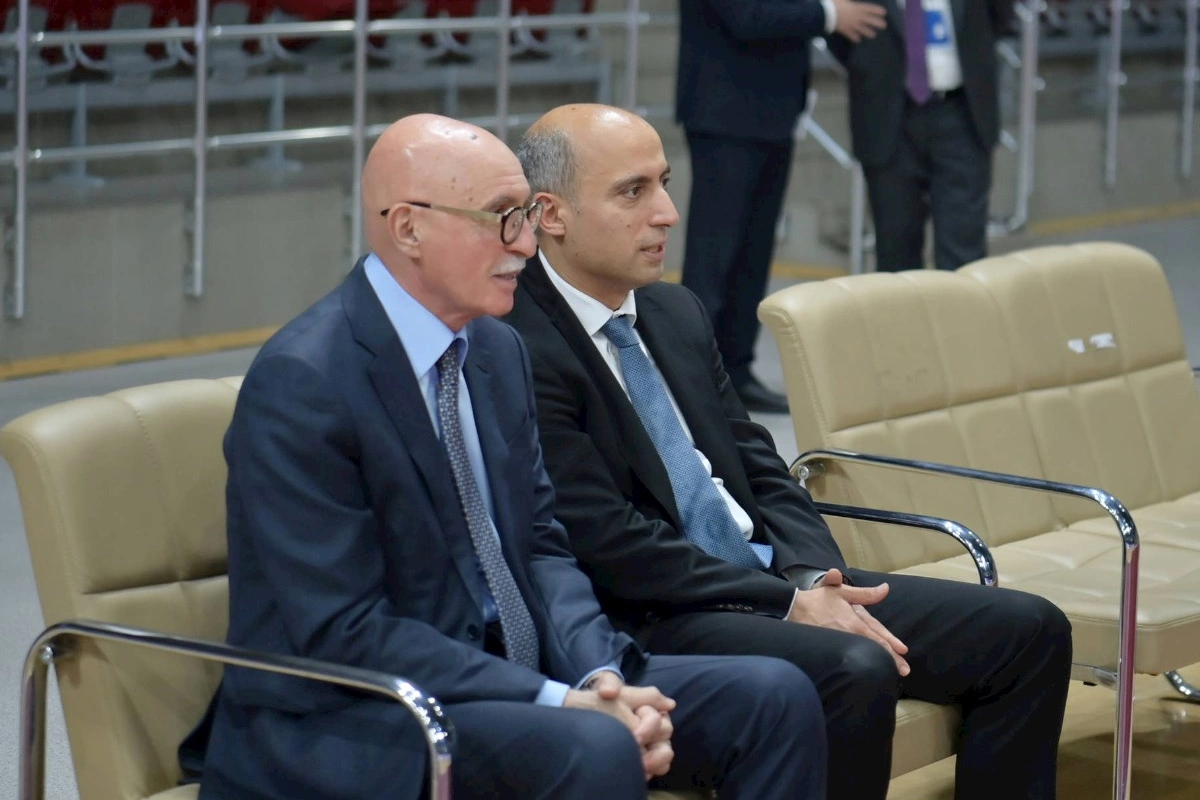 Nazir məktəblilərin basketbol yarışını izlədi