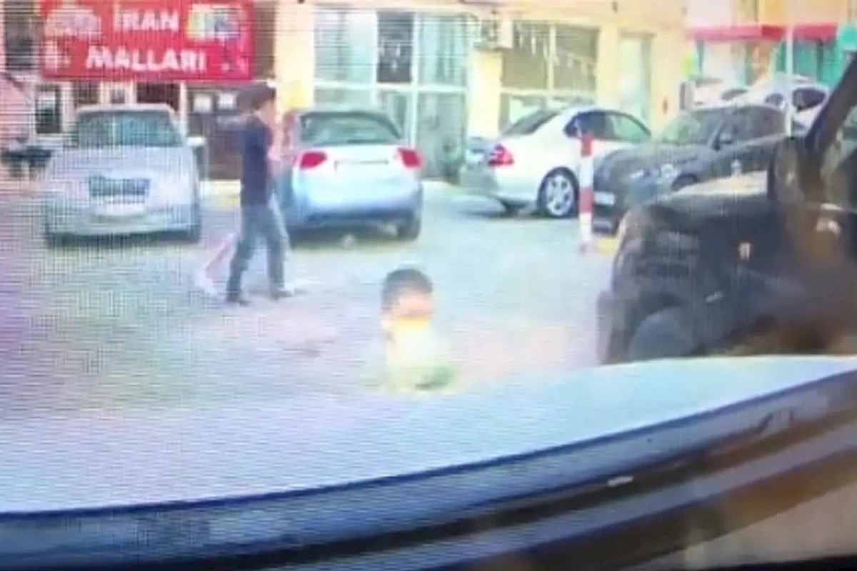 Maşının qabağına qaçan uşaq az qala faciəyə səbəb olacaqdı — VİDEO