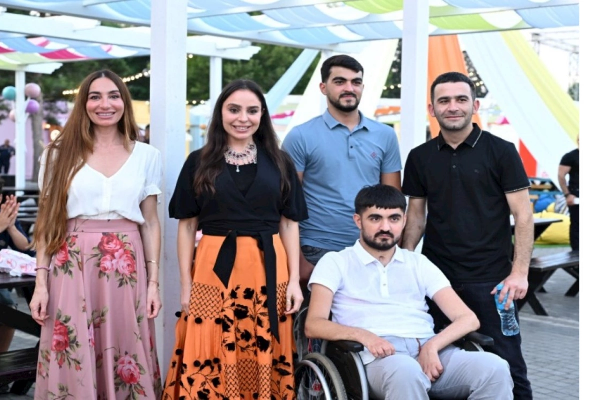 Leyla Əliyeva və Arzu Əliyeva “CandyFest” yay festivalını ziyarət edib və “Sehrli mirvari” su sirki şousunu izləyiblər