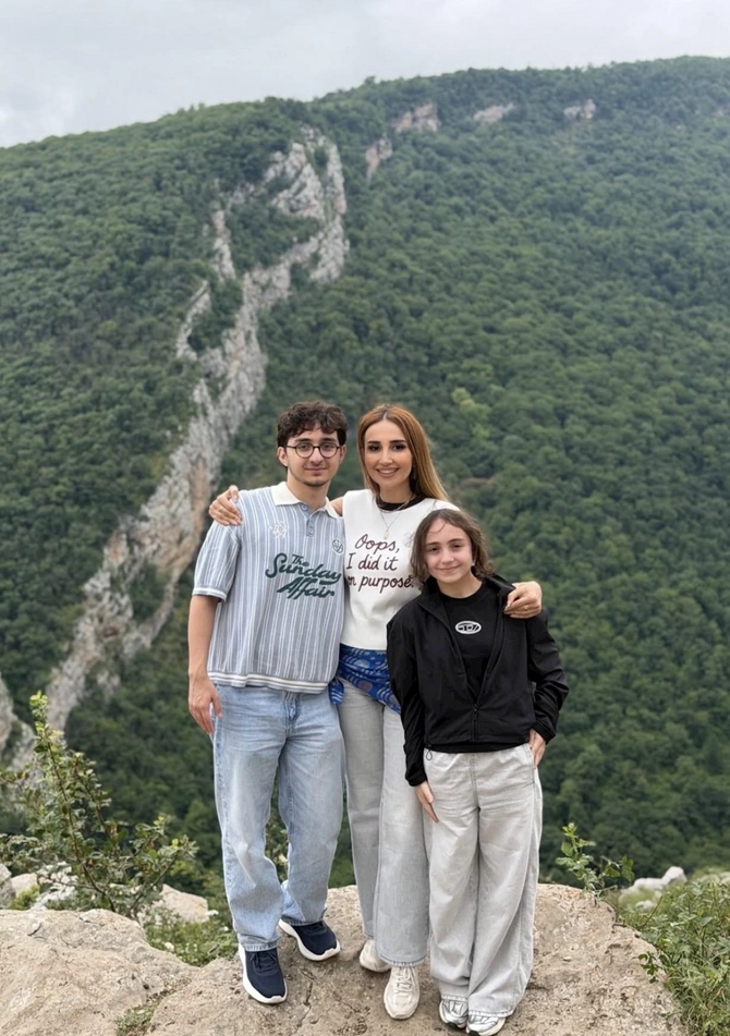 Aytəkinin ailəsi ilə Qarabağ gəzintisi — FOTOLAR Aytəkinin ailəsi ilə Qarabağ gəzintisi — FOTOLAR