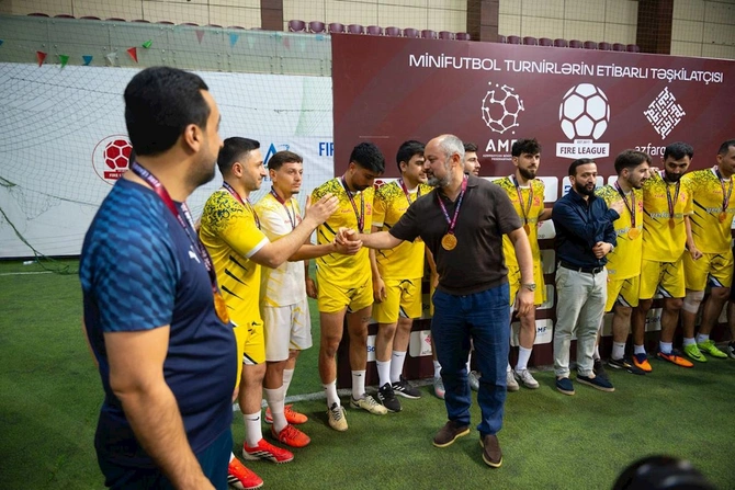 Yelo Bank şirkətlərarası futbol liqasının çempionu olub — FOTOLAR