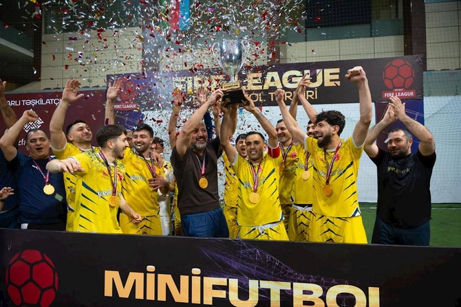 Yelo Bank şirkətlərarası futbol liqasının çempionu olub — FOTOLAR