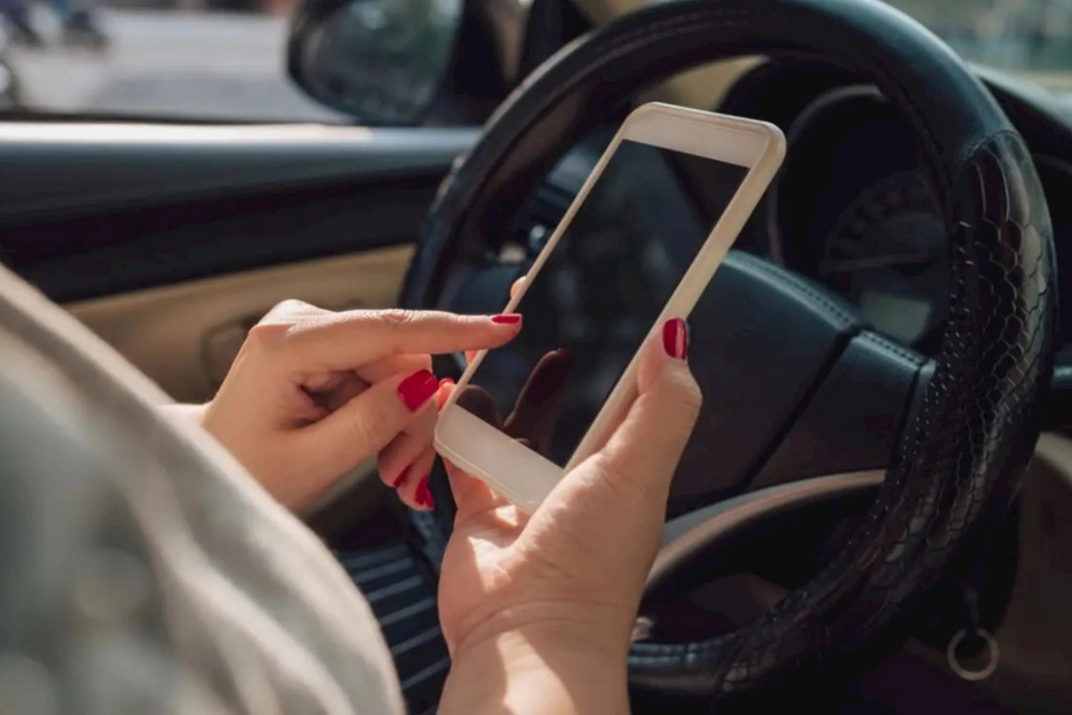 Tıxacda telefondan istifadə etmək olar? — Hüquqşünas açıqladı