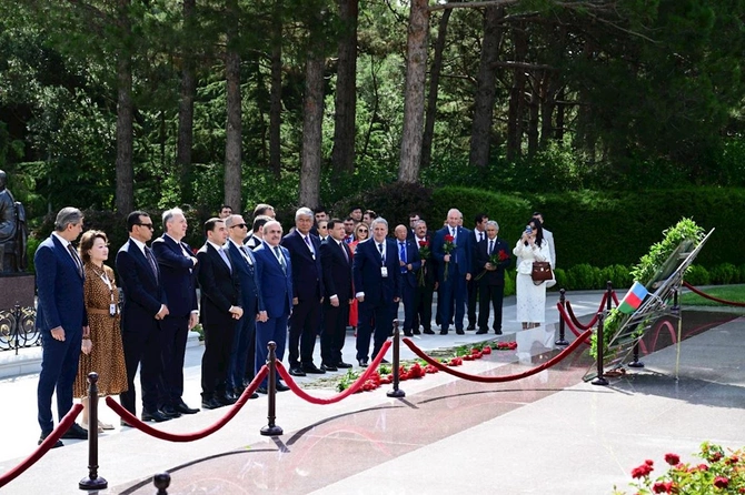 Birinci Türkoloji Qurultayın 100 illik yubiley tədbirinin iştirakçıları Fəxri xiyabanı ziyarət edib — FOTOLAR