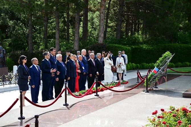 Birinci Türkoloji Qurultayın 100 illik yubiley tədbirinin iştirakçıları Fəxri xiyabanı ziyarət edib — FOTOLAR