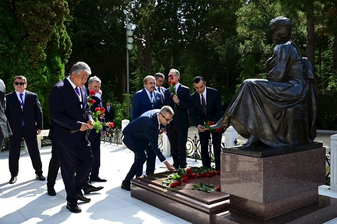 Birinci Türkoloji Qurultayın 100 illik yubiley tədbirinin iştirakçıları Fəxri xiyabanı ziyarət edib — FOTOLAR