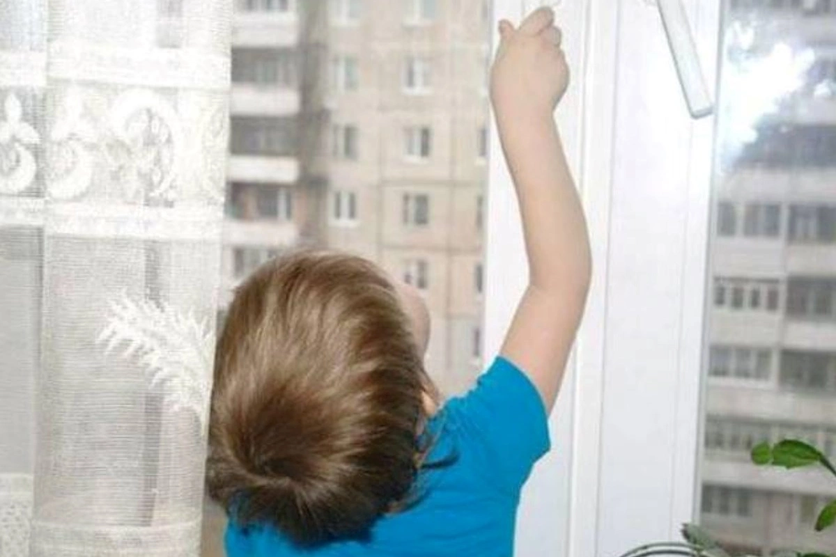 Bakıda dörd yaşlı uşaq 5-ci mərtəbədən yıxılaraq dünyasını dəyişdi