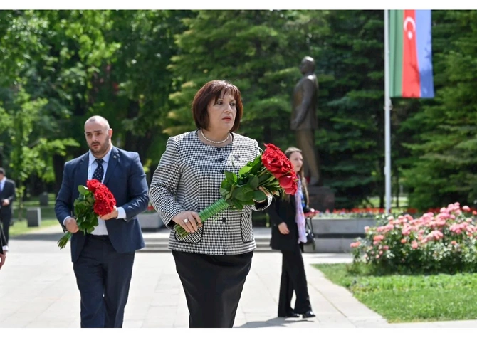 Sahibə Qafarova Belqradda Heydər Əliyevin abidəsini ziyarət etdi — FOTOLAR
