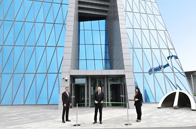 İlham Əliyev Mərkəzi Bankın yeni binasının açılışında iştirak edib — FOTOLAR