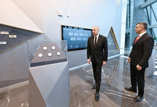 İlham Əliyev Mərkəzi Bankın yeni binasının açılışında iştirak edib — FOTOLAR