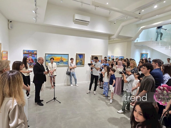 Bakıda Gülnar İncəsənət Studiyasının rəngarəng Fərqli Baxışlar sərgisi açılıb — FOTOLAR Bakıda Gülnar İncəsənət Studiyasının rəngarəng Fərqli Baxışlar sərgisi açılıb — FOTOLAR