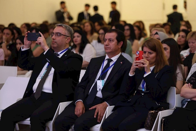 Türk dillərinin inkişaf dinamikası ilə bağlı müzakirə aparıldı — FOTOLAR