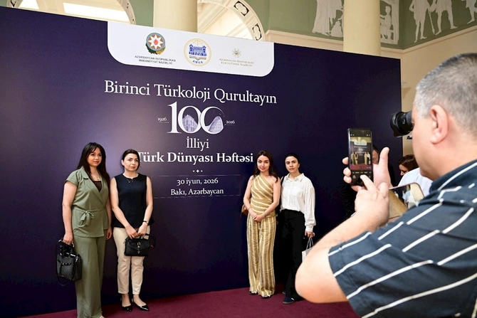 Birinci Türkoloji Qurultaya həsr olunan beynəlxalq konqres İsmailiyyə binasında davam etdi — FOTOLAR