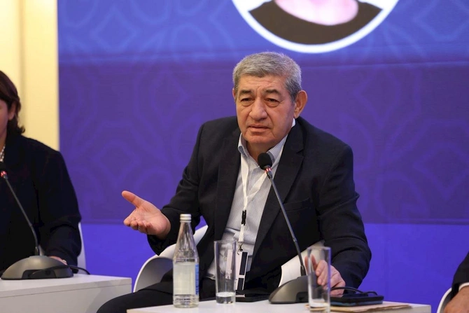 Türk dillərinin inkişaf dinamikası ilə bağlı müzakirə aparıldı — FOTOLAR