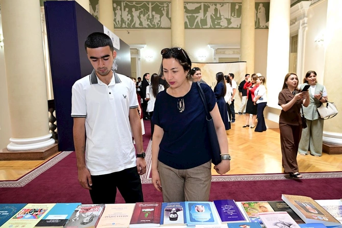 Birinci Türkoloji Qurultaya həsr olunan beynəlxalq konqres İsmailiyyə binasında davam etdi — FOTOLAR