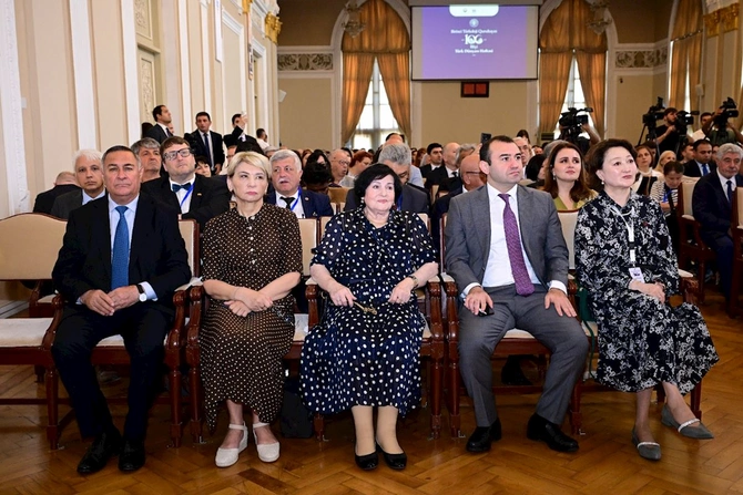 Birinci Türkoloji Qurultaya həsr olunan beynəlxalq konqres İsmailiyyə binasında davam etdi — FOTOLAR