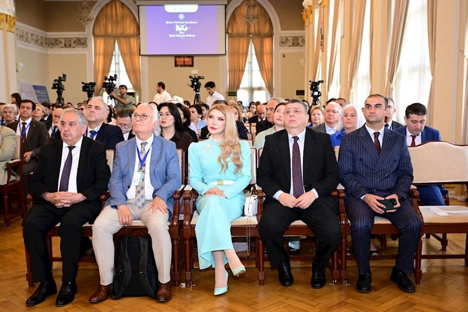 Birinci Türkoloji Qurultaya həsr olunan beynəlxalq konqres İsmailiyyə binasında davam etdi — FOTOLAR