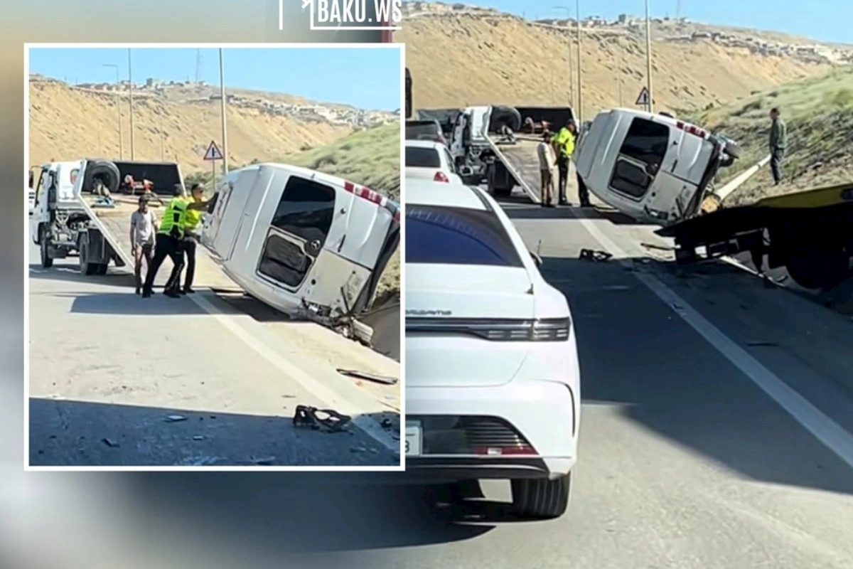 Bakı Dairəvi Yolunda ağır qəza: Evakuator daşıdığı mikroavtobusla birgə aşdı