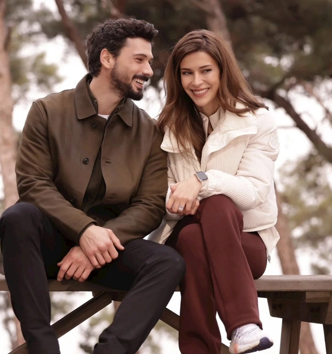Yeraltı nın qəhrəmanları əl-ələ — Eşq iddiaları gündəmdə (FOTO) Yeraltı nın qəhrəmanları əl-ələ — Eşq iddiaları gündəmdə (FOTO)