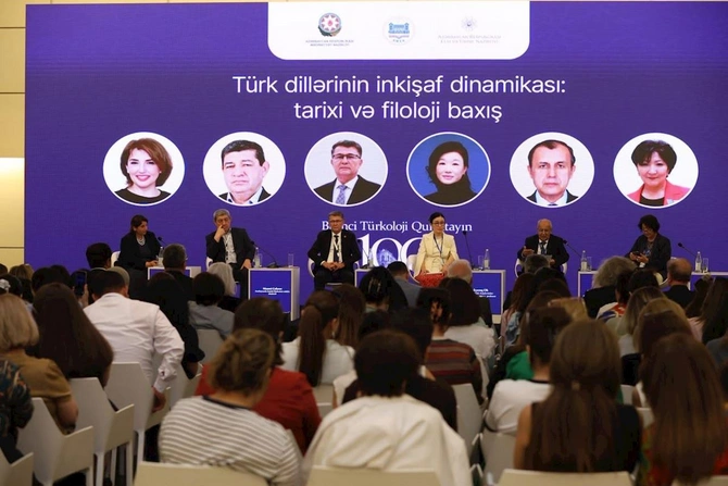 Türk dillərinin inkişaf dinamikası ilə bağlı müzakirə aparıldı — FOTOLAR