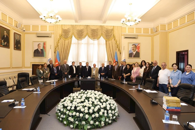 Türk dünyası və beynəlxalq elmi əməkdaşlıq mövzusunda panel müzakirəsi keçirilib — FOTOLAR Türk dünyası və beynəlxalq elmi əməkdaşlıq mövzusunda panel müzakirəsi keçirilib — FOTOLAR