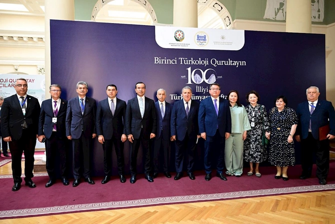 Birinci Türkoloji Qurultaya həsr olunan beynəlxalq konqres İsmailiyyə binasında davam etdi — FOTOLAR
