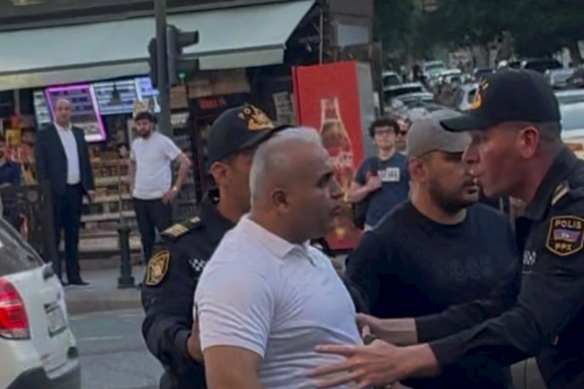 “Zebra” olmayan yerdə yolu keçən şəxsi maşın vurdu, qalxıb sürücüyə hücum etdi — VİDEO