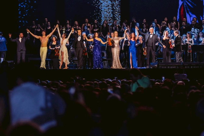İstanbulda möhtəşəm konsert: 140 mindən çox sənətsevər bir araya gəldi — VİDEO/FOTOLAR İstanbulda möhtəşəm konsert: 140 mindən çox sənətsevər bir araya gəldi — VİDEO/FOTOLAR