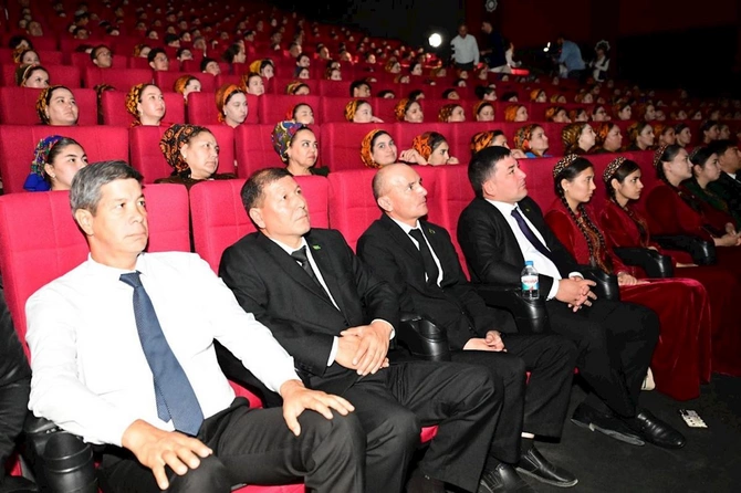 Türkmənistanda Azərbaycan Mədəniyyəti Günləri Tağıyev: Neft bədii filminin nümayişi ilə başladı — FOTOLAR
