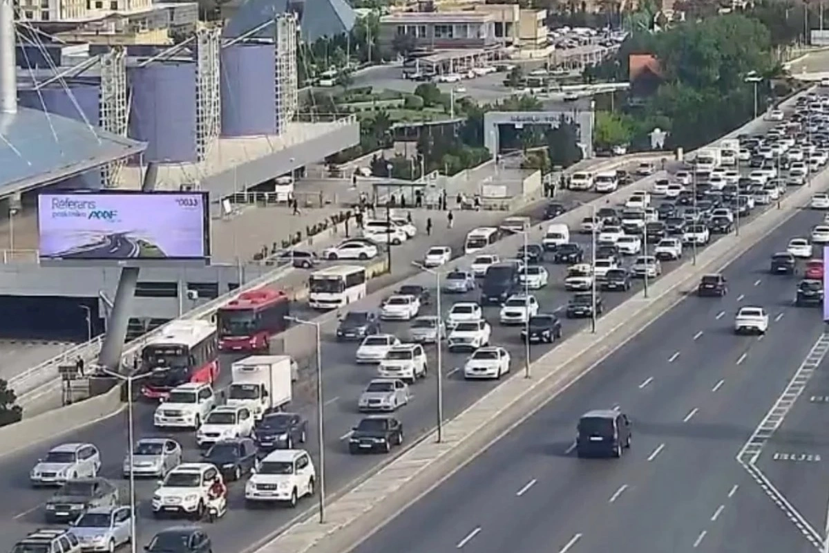Bakının bir sıra yollarında tıxac yaranıb