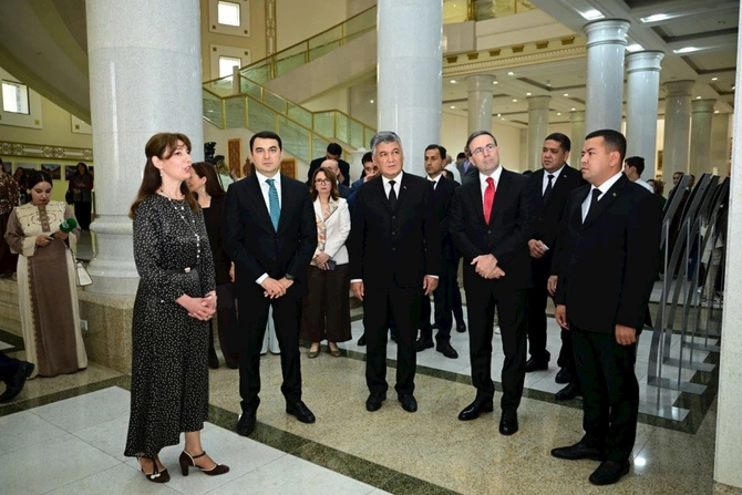 Türkmənistanda “Azərbaycan milli irsinin inciləri” adlı sərginin açılışı keçirilib — FOTOLAR Türkmənistanda “Azərbaycan milli irsinin inciləri” adlı sərginin açılışı keçirilib — FOTOLAR