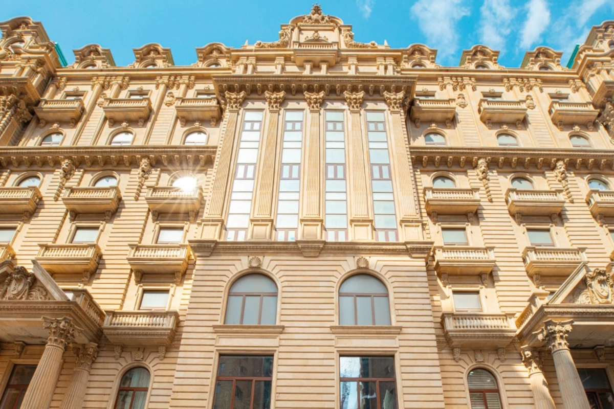 Kristaldan paytaxtın mərkəzində premium yaşayışın simvolu — Royal Residence