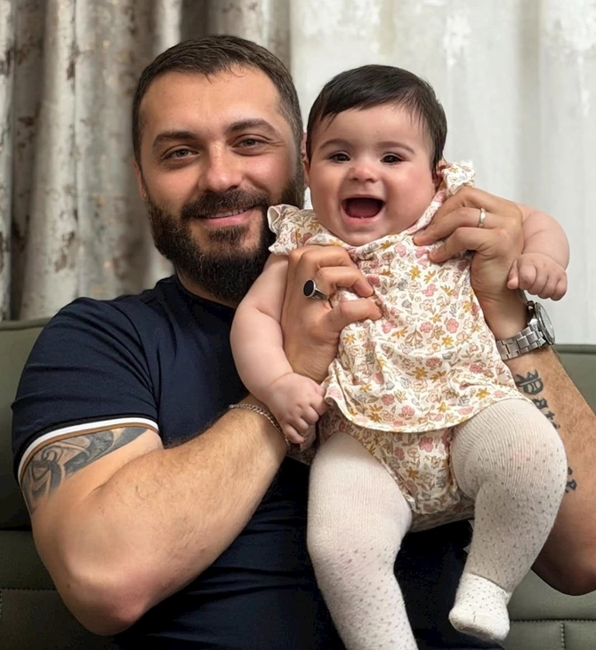 6 aylıq qızı ilə fotolar paylaşdı — FOTOLAR