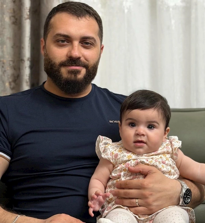 6 aylıq qızı ilə fotolar paylaşdı — FOTOLAR